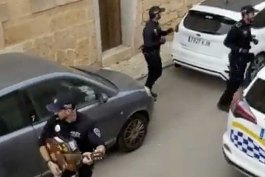 joyous-moment-police-officers-keep-people-entertained-through-the-coronavirus-lockdown-by-singing-to-them
