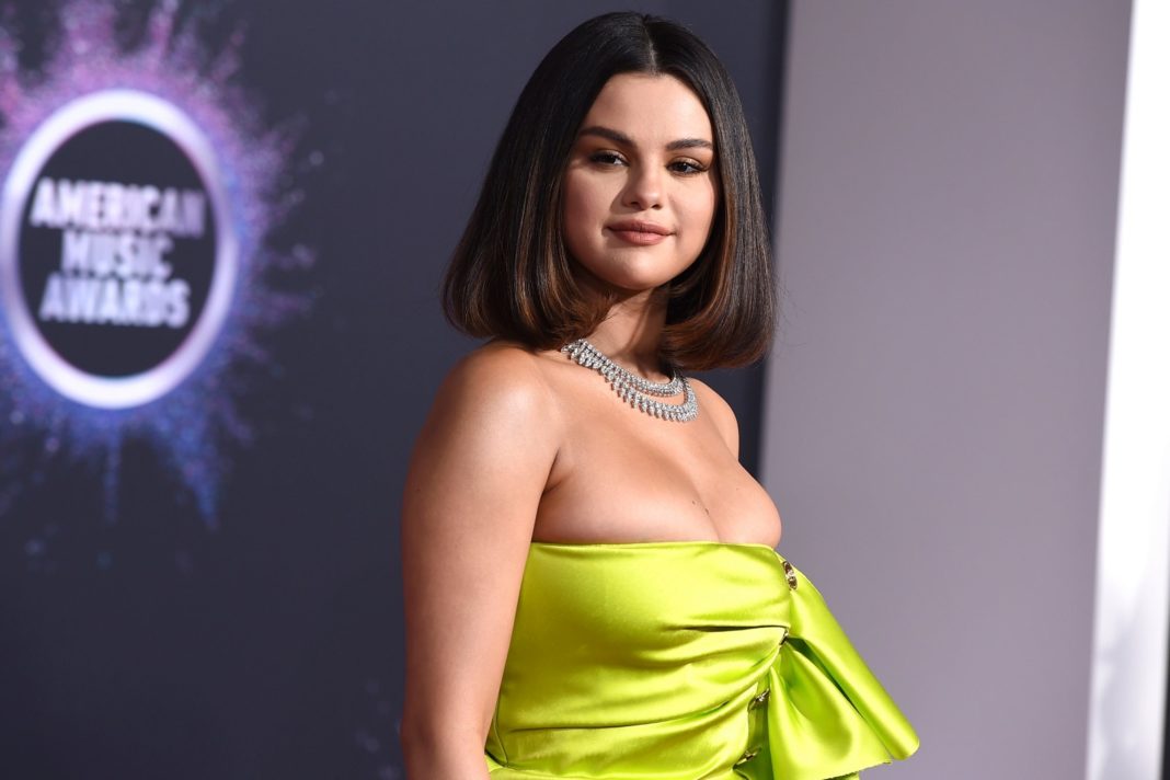 selena-gomez-proves-celebrities-are-just-like-us-after-liking-and-unliking-justin-bieber-photos-in-isolation