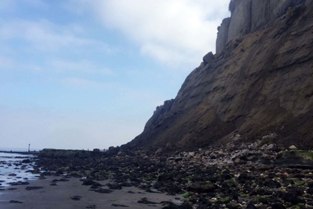 eight-rescued-from-rockfall-while-out-taking-daily-exercise-on-isle-of-wight