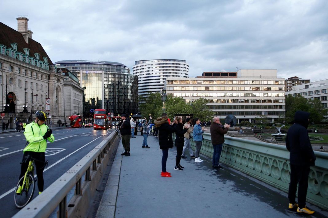 londoners-again-gather-on-westminster-bridge-to-clap-for-carers-despite-police-warning