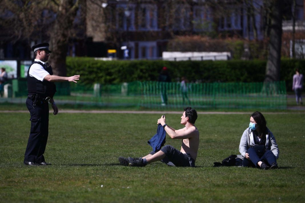 coronavirus-uk-live:-sunbathers-'putting-lives-at-risk'-as-queen-to-urge-nation-to-show-strength-in-covid-19-challenge