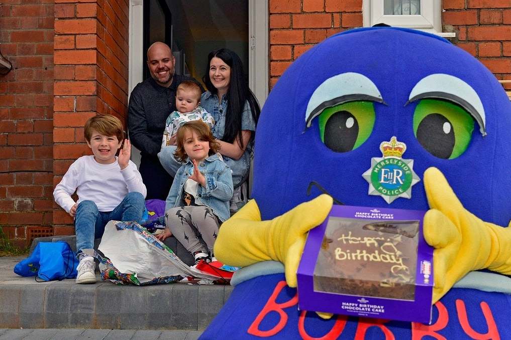 police-pay-birthday-visit-to-cheer-up-four-year-old-during-coronavirus-lockdown