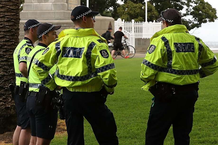 pilbara-stabbings:-man-shot-dead-by-police-after-knife-attack-at-shopping-centre-in-western-australia