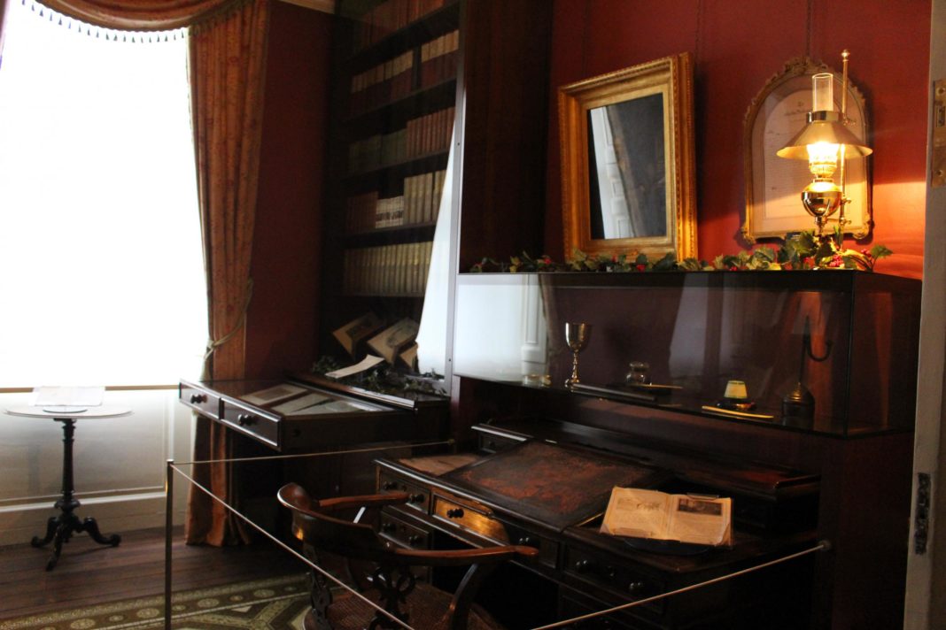 charles-dickens's-earliest-surviving-letter-and-handwritten-fragment-of-oliver-twist-on-show-as-museum-goes-online