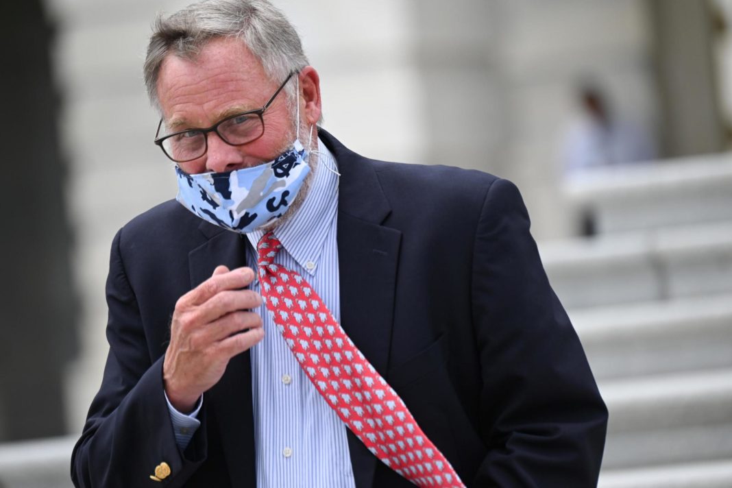 senator-stepping-down-as-intelligence-committee-chair-as-fbi-seizes-phone-in-share-dealings-probe