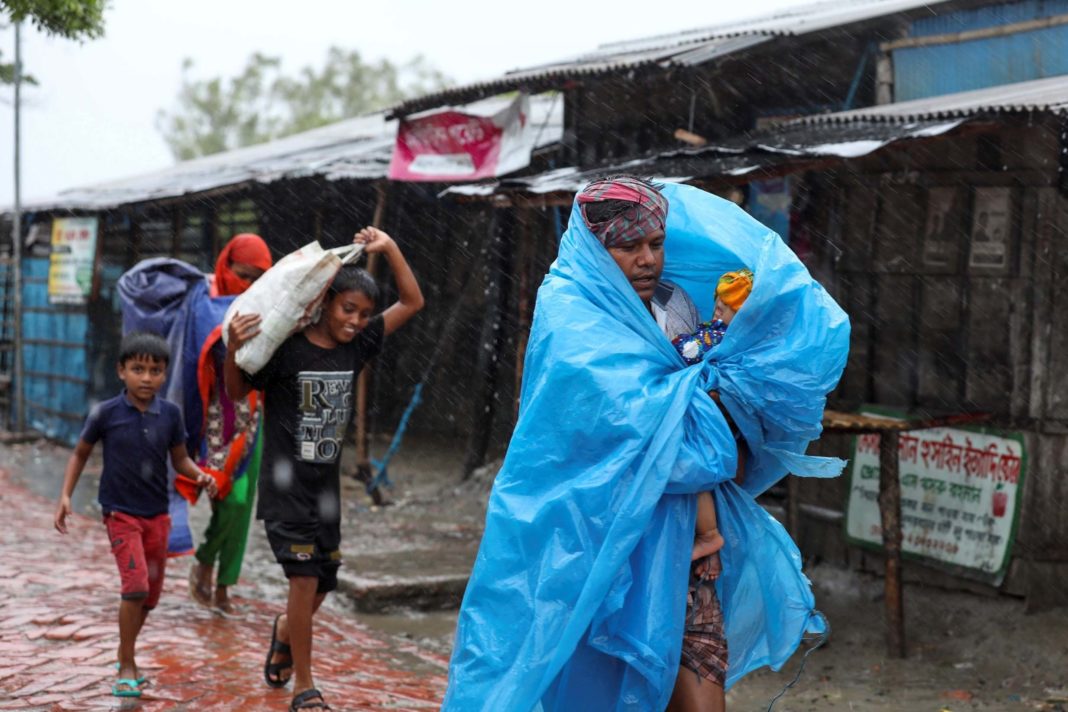 cyclone-amphan:-more-than-2.6-million-people-flee-their-homes-as-powerful-storm-batters-india-and-bangladesh