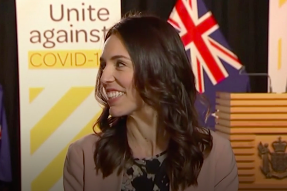moment-new-zealand-prime-minister-jacinda-ardern-stays-calm-during-earthquake-on-live-tv