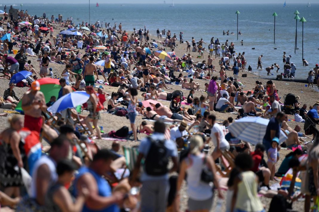 bournemouth-and-southend-beaches-packed-with-hundreds-of-brits-during-scorching-bank-holiday