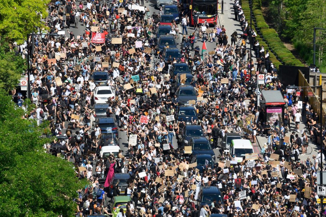 black-lives-matter-march:-five-arrested-as-thousands-descend-on-london-us-embassy-for-george-floyd-protests
