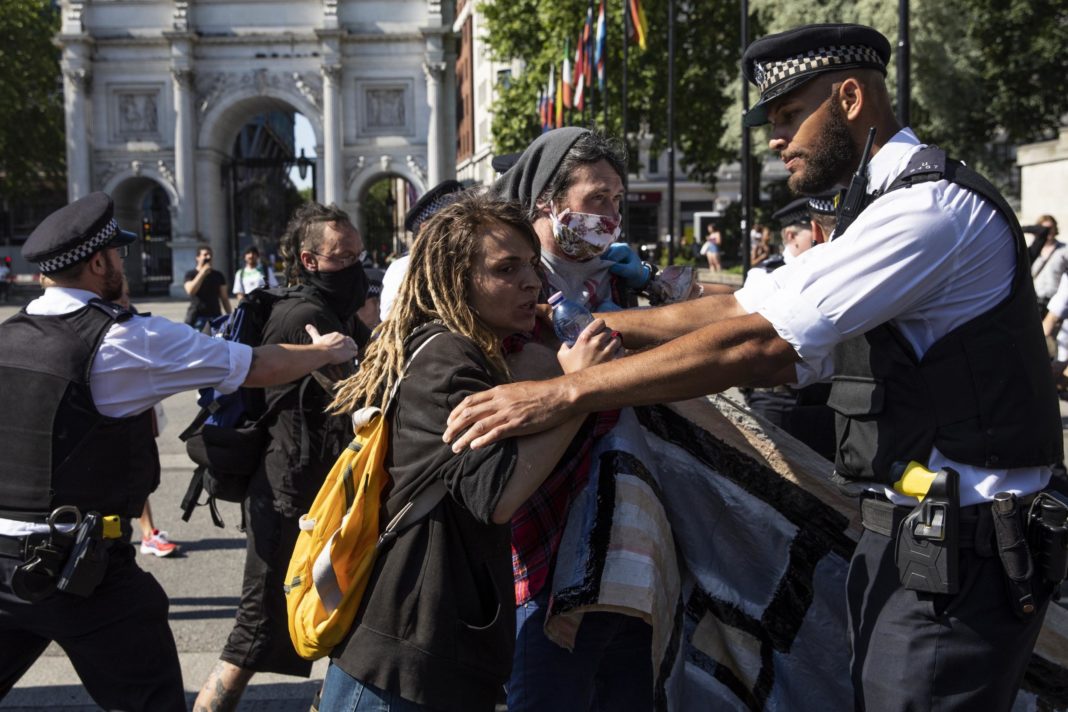 black-lives-matter-protests:-six-arrested-in-london-as-police-scuffle-with-demonstrators