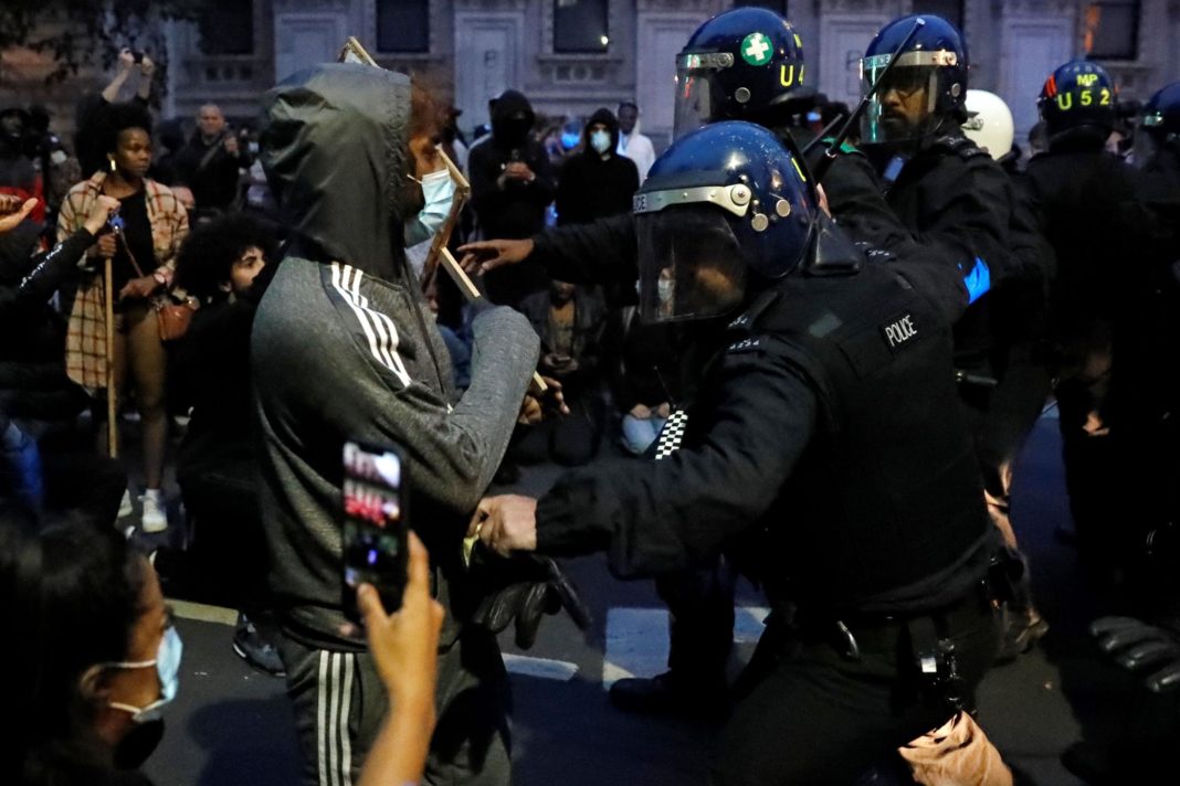 london-george-floyd-protests:-anti-racism-activists-attack-downing-street-gates-as-riot-police-deployed