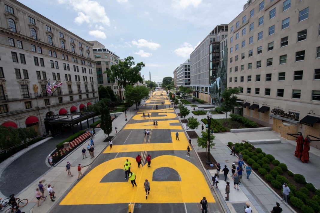 huge-'black-lives-matter'-message-painted-on-road-leading-up-to-white-house