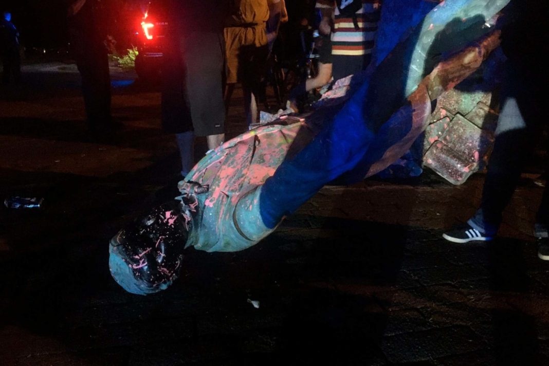 protesters-pull-down-statue-of-confederate-president-jefferson-davis-in-virginia