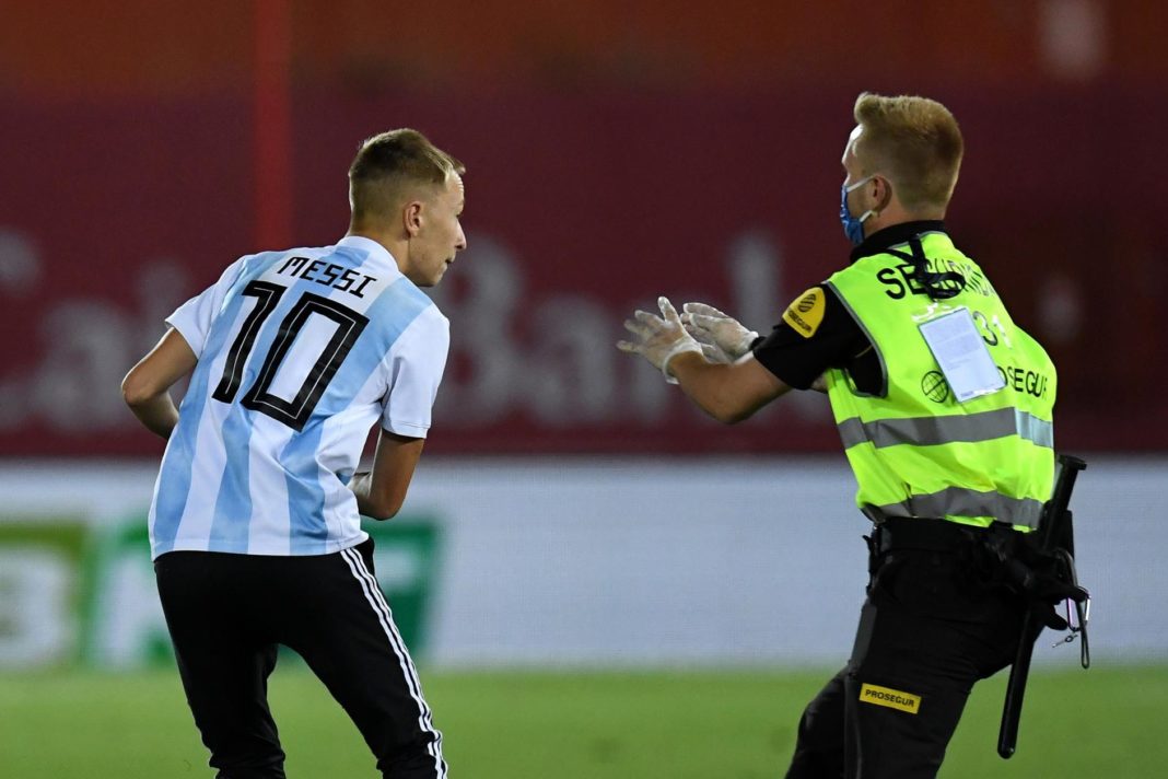 pitch-invader-halts-barcelona-vs-real-mallorca-for-lionel-messi-selfie-despite-no-fans-in-stadium