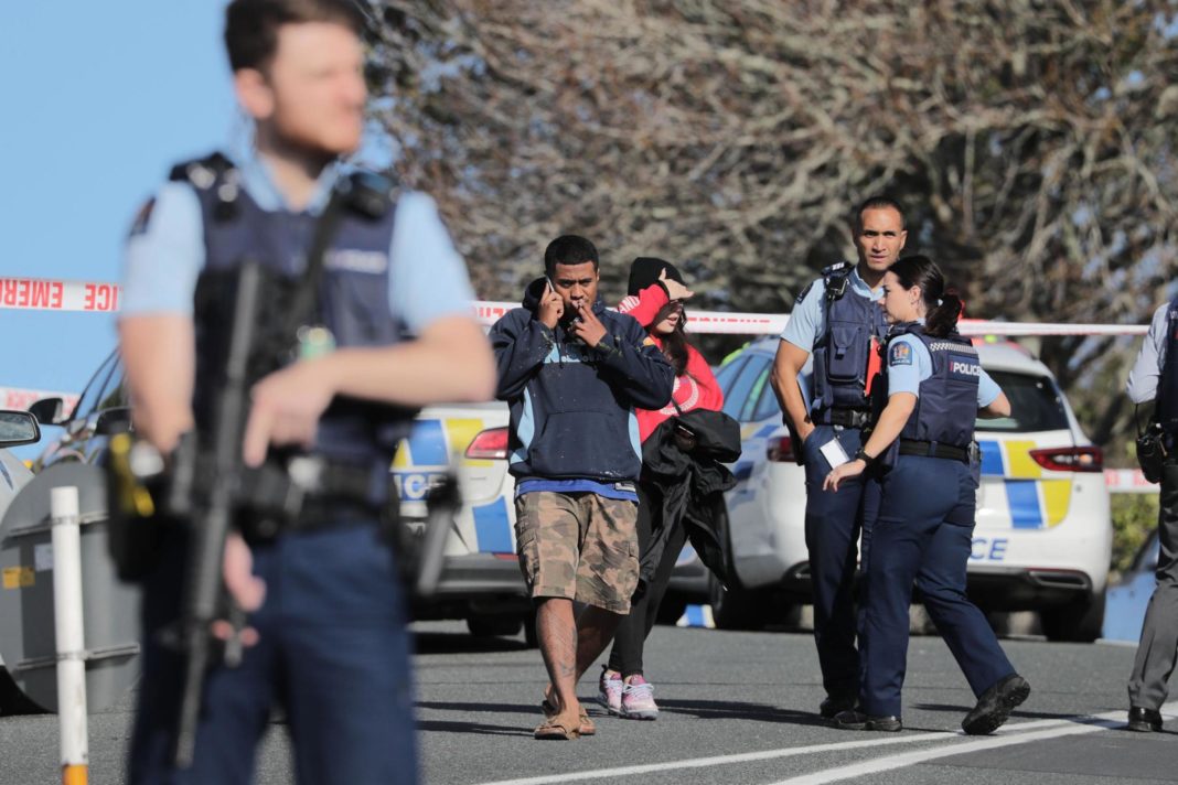 auckland-shooting:-suspect-at-large-after-two-police-officers-shot-and-seriously-injured-in-new-zealand