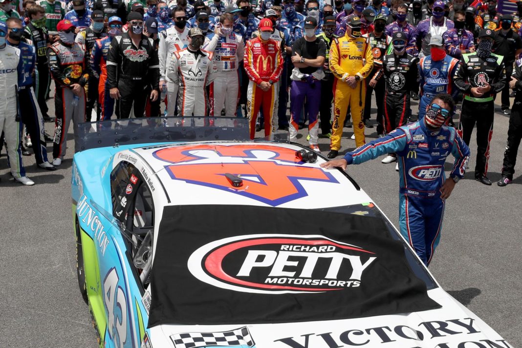 nascar-drivers-unite-behind-bubba-wallace-as-fbi-investigate-noose-being-left-in-black-driver's-racetrack-garage