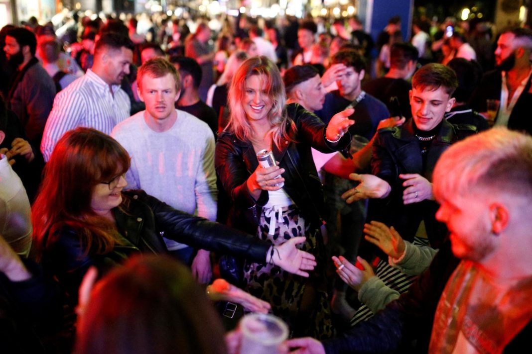 uk-coronavirus-live:-super-saturday-not-'risk-free'-as-england-has-first-night-out-since-lockdown