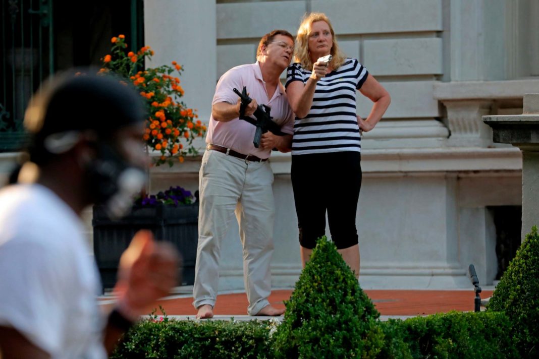 st-louis-couple-charged-for-pointing-guns-at-demonstrators-outside-their-home-in-missouri