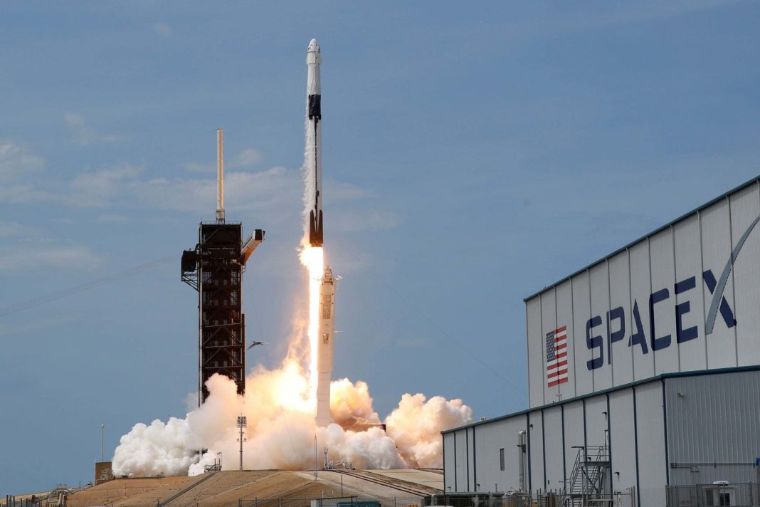 spacex-test-flight:-astronauts-squeeze-in-one-last-spacewalk-before-departure