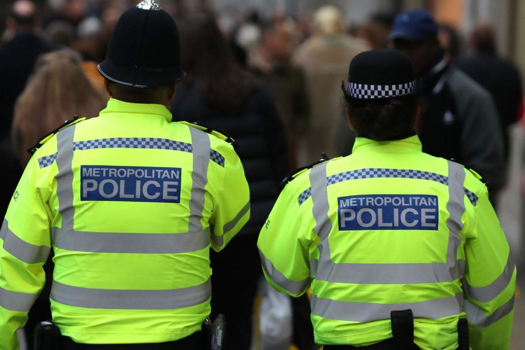 pair-hunted-after-met-police-officer-dragged-40ft-by-speeding-car