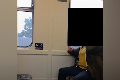 woman-abused-for-removing-mask-on-train-so-deafblind-sister-could-read-her-lips