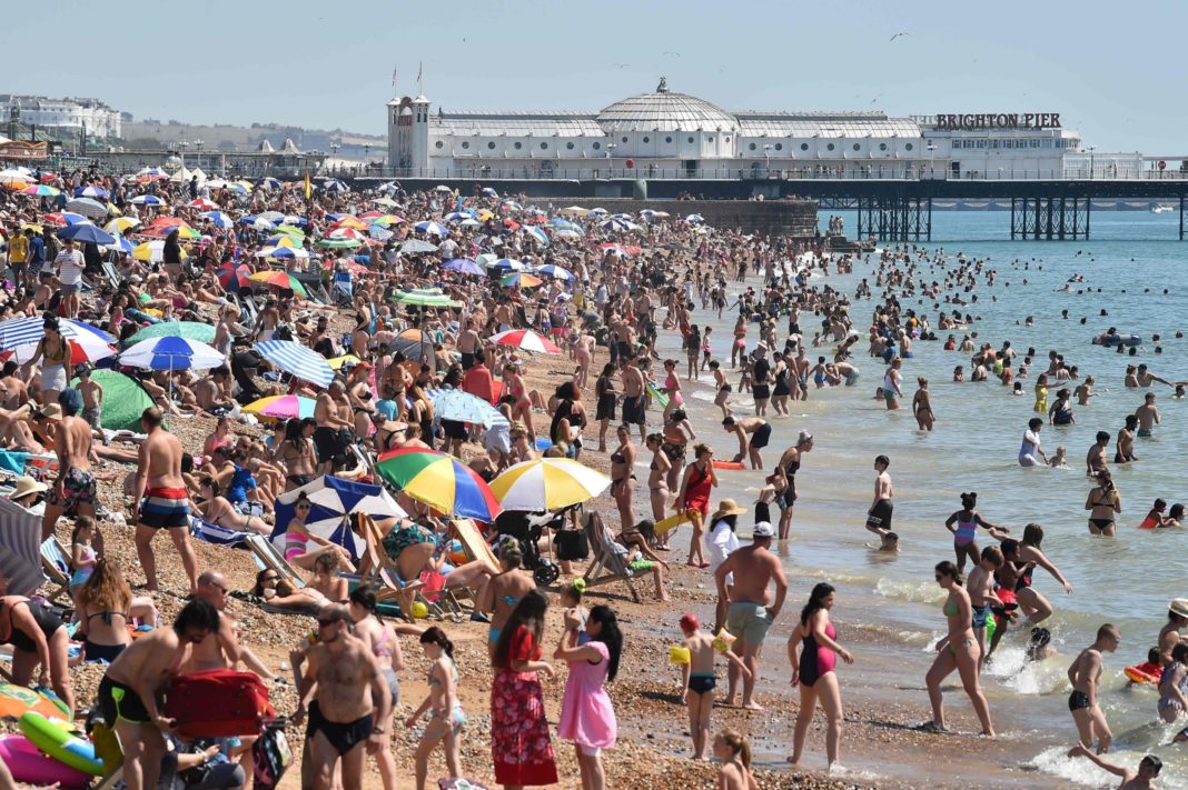 uk-weather-live:-brits-flock-to-bournemouth-beach-as-temperatures-set-soar-to-37c