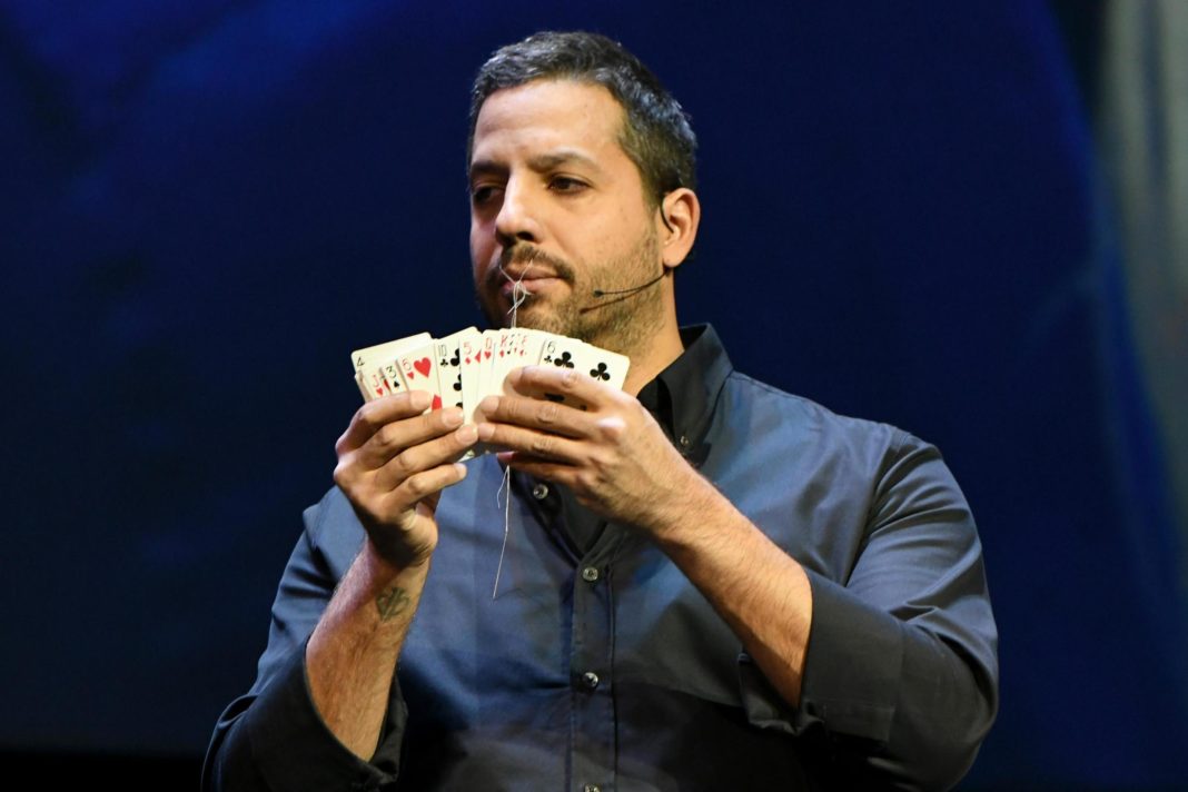 david-blaine-plans-flight-to-new-york-from-new-jersey-using-just-helium-balloons