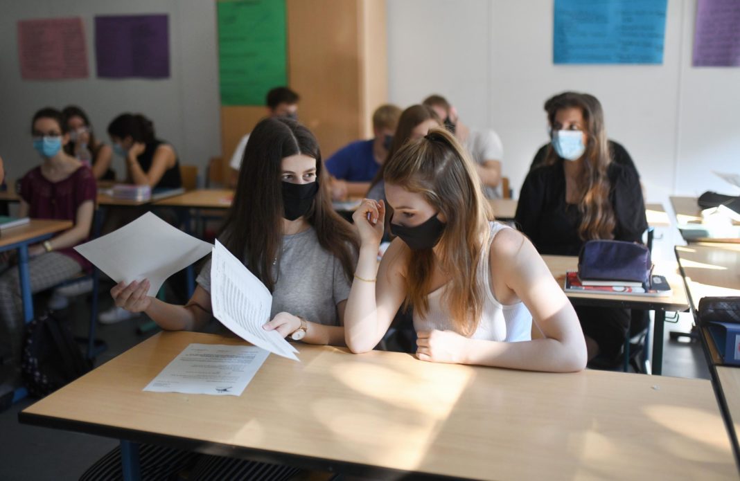 all-secondary-school-leaders-should-ask-staff-and-pupils-to-wear-masks,-says-teaching-union