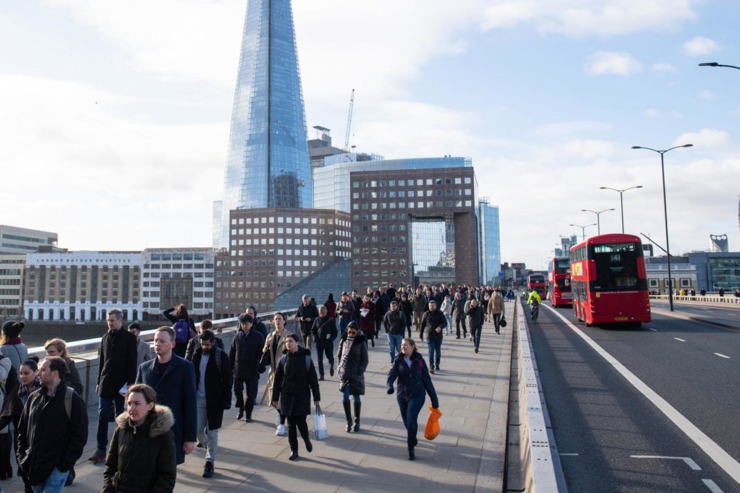 uk-coronavirus-live:-boris-johnson-in-drive-to-urge-brits-back-to-offices-as-travellers-race-home-to-beat-new-quarantine-rules