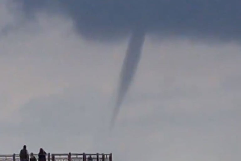 moment-large-waterspout-spotted-off-coast-in-southwold
