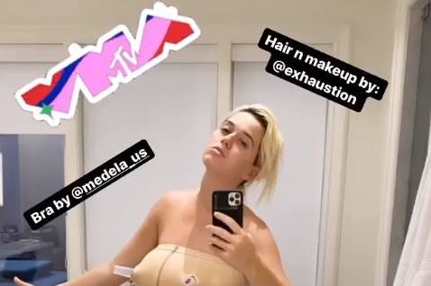 katy-perry-shares-post-baby-selfie-as-she-recreates-her-own-vmas-'red-carpet-look'