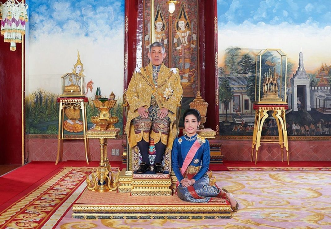 thai-king-back-with-official-mistress-after-she-was-purged-for-'disobedience'