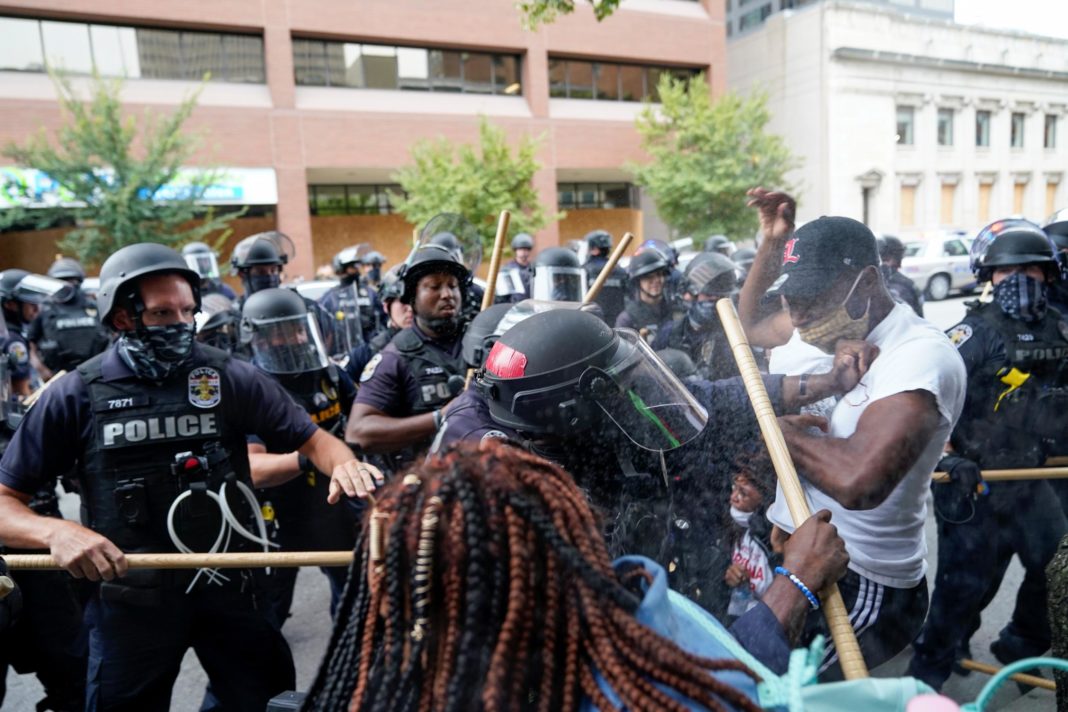 police-and-protesters-clash-in-us-after-officers-avoid-criminal-charges-over-fatal-shooting-of-breonna-taylor