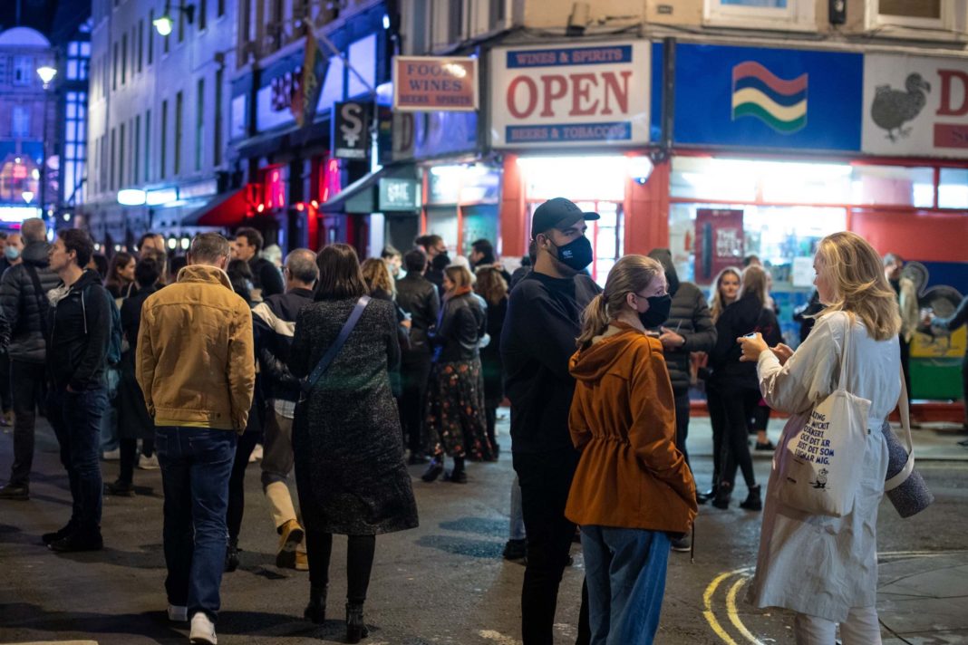 uk-coronavirus-live:-london-drinkers-fill-streets-at-10pm-as-expert-warns-of-100-daily-covid-19-deaths