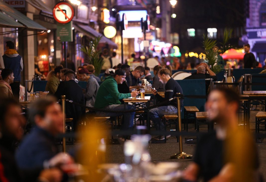 new-coronavirus-laws-ban-loud-music,-singing-and-dancing-in-bars-and-pubs