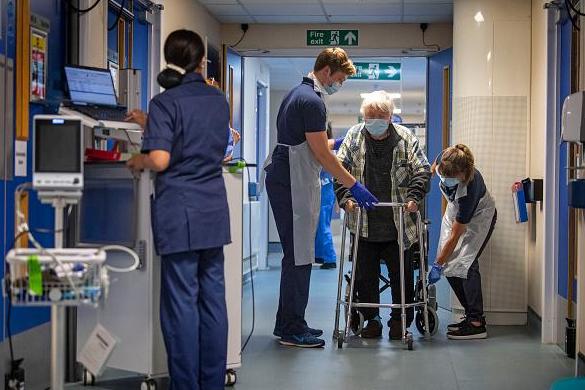 all-nhs-staff-should-be-tested-weekly-for-covid-19-as-a-matter-of-urgency,-mps-say