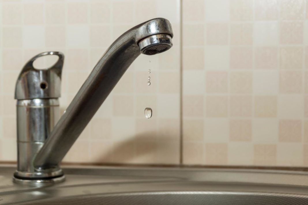 east-london-water-shortage:-people-stock-up-on-bottled-water-at-supermarkets-as-homes-hit-by-'24-hour-outage'