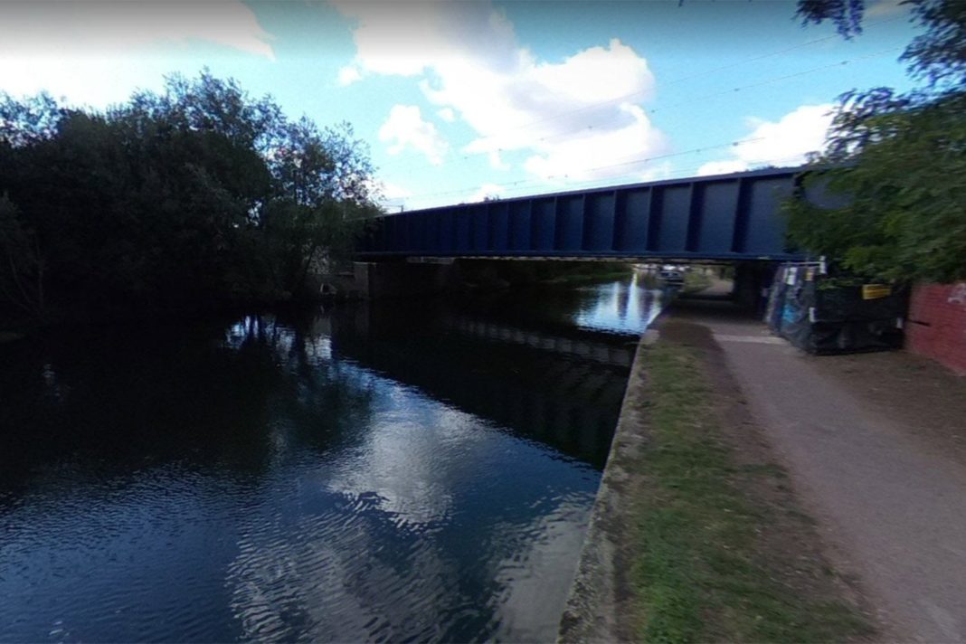 man's-body-pulled-from-river-after-police-chase-in-north-london