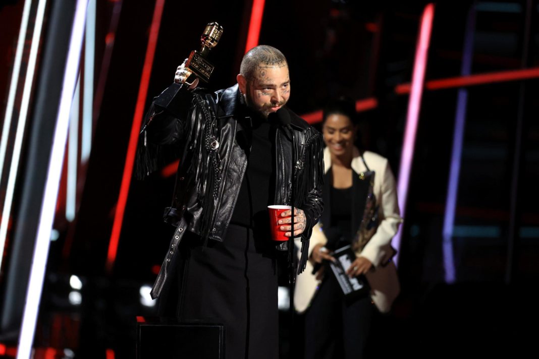 post-malone-big-winner-at-billboard-music-awards-as-he-takes-home-nine-gongs-including-top-artist
