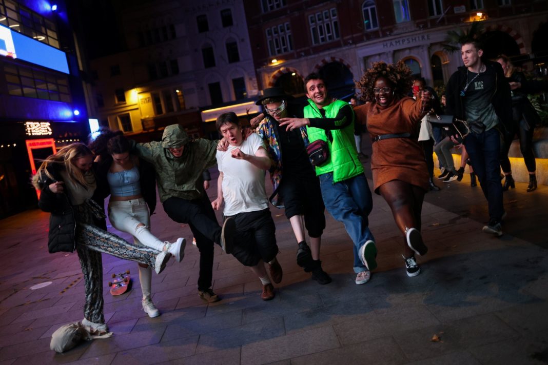 revellers-enjoy-last-night-out-before-london-is-put-into-tier-2-restrictions