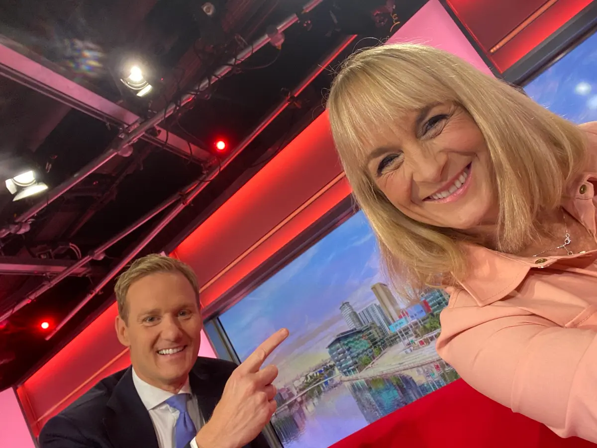 emotional-louise-minchin-applauded-into-newsroom-for-final-bbc-breakfast