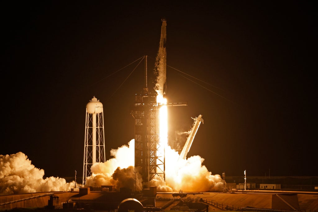 spacex-launches-world’s-first-‘amateur-astronaut’-crew-to-orbit-earth