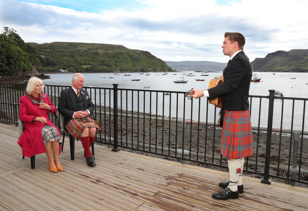 gaelic-serenade-for-charles-and-camilla-on-scottish-island-visit