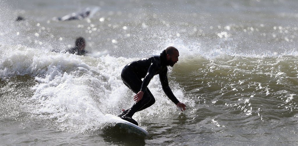 swimmers-warned-of-rip-current-danger-as-off-duty-lifeguards-rescue-bodyboarder