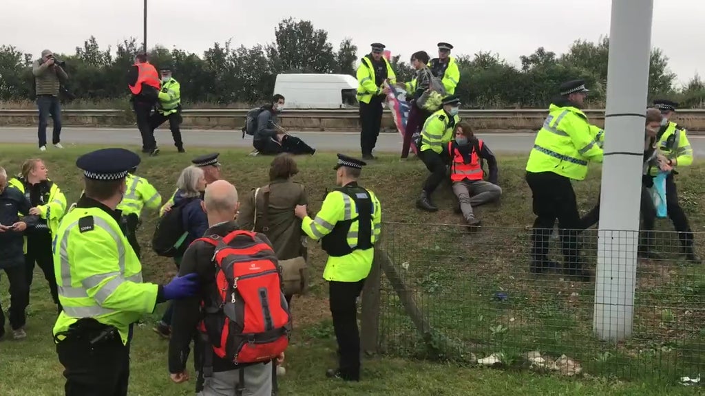 m25-protests:-police-break-up-insulate-britain-activists-for-fourth-time-in-a-week