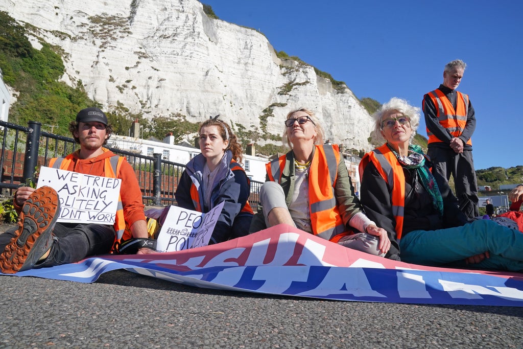 insulate-britain-blocks-access-to-port-of-dover