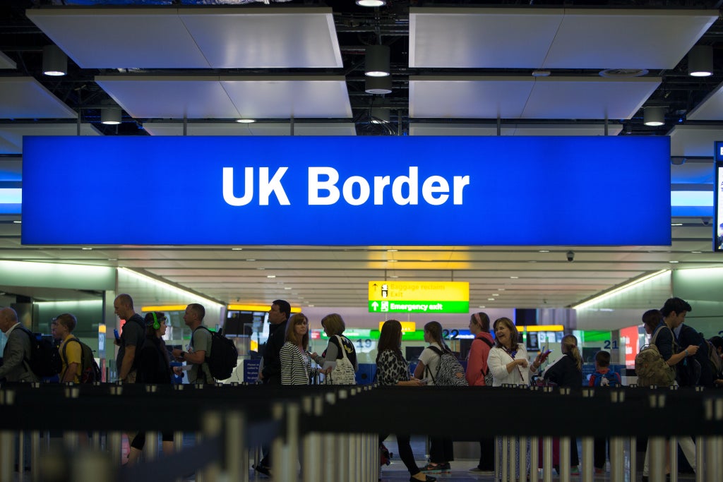e-gate-it-glitch-causes-delays-across-uk-airports