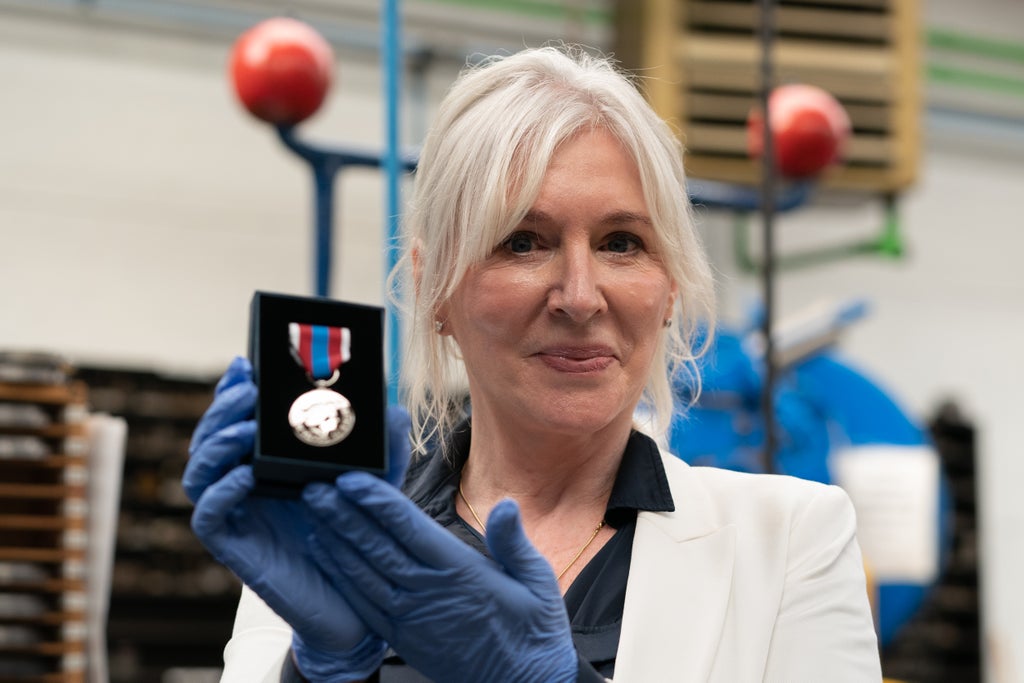 dorries-hails-design-of-queen’s-platinum-jubilee-medal