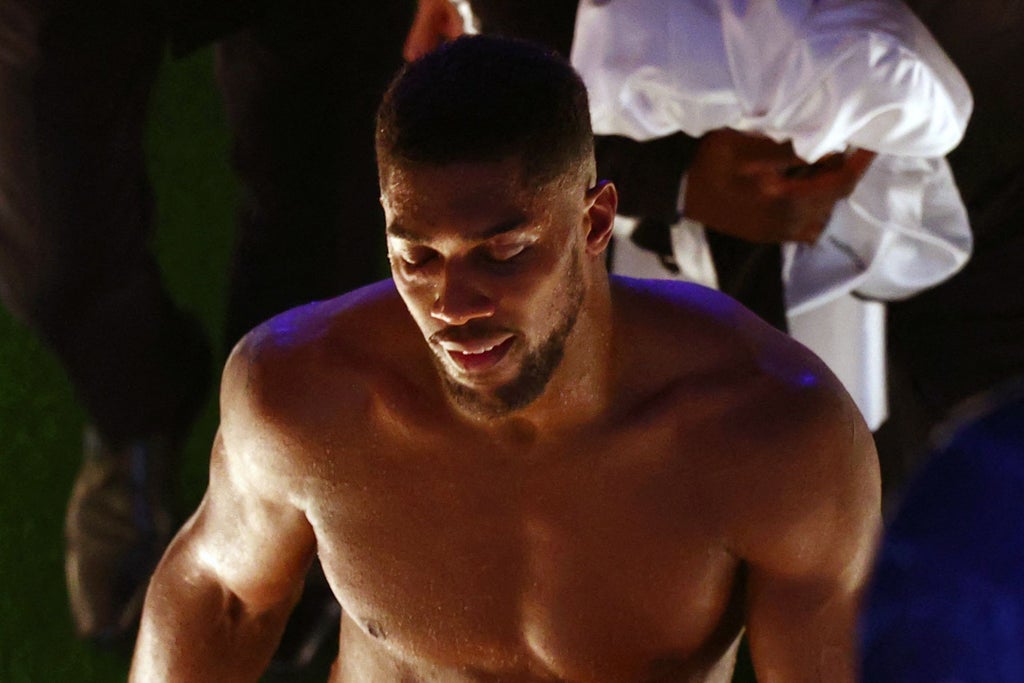 joshua-vs-usyk-rematch:-hearn-says-aj-will-need-‘big-changes’-to-avenge-defeat-after-‘average’-performance