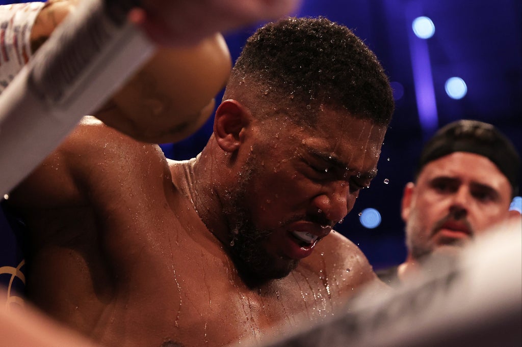 anthony-joshua-reacts-to-oleksandr-usyk-loss:-‘keep-positive-even-if-the-world’s-crumbling-in-front-of-you’